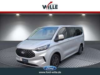 Schräge Frontansicht auf einen Ford Tourneo Custom , freigestellt