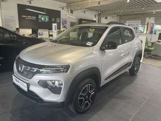 Schräge Frontansicht auf einen Dacia Spring , freigestellt