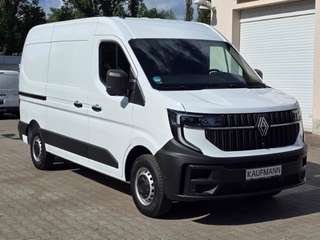 Schräge Frontansicht auf einen Renault Master , freigestellt