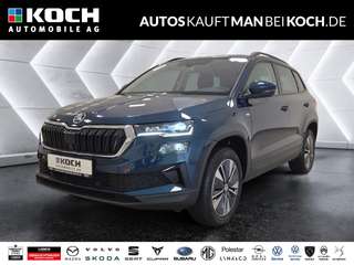 Schräge Frontansicht auf einen Skoda Karoq , freigestellt