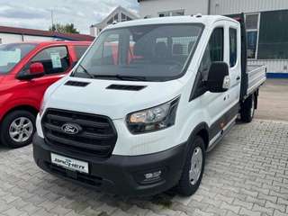 Schräge Frontansicht auf einen Ford Transit , freigestellt