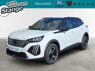 Schräge Frontansicht auf einen Peugeot 2008 , freigestellt