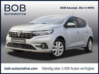 Schräge Frontansicht auf einen Dacia Sandero , freigestellt