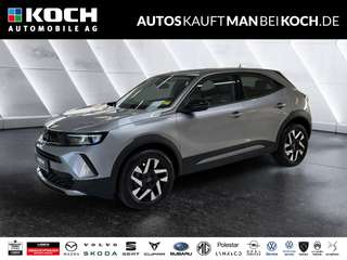 Schräge Frontansicht auf einen Opel Mokka , freigestellt