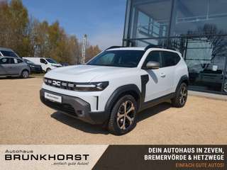 Schräge Frontansicht auf einen Dacia Duster , freigestellt