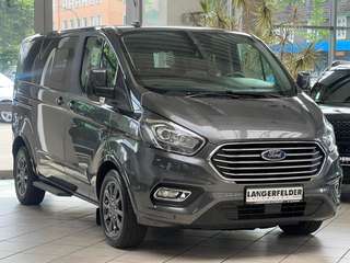 Schräge Frontansicht auf einen Ford Tourneo Custom , freigestellt