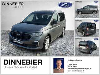 Schräge Frontansicht auf einen Ford Tourneo Connect , freigestellt