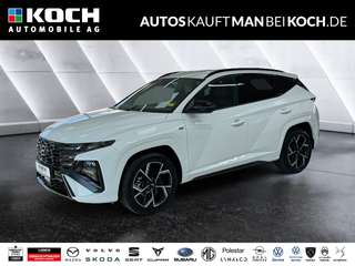 Schräge Frontansicht auf einen Hyundai Tucson , freigestellt
