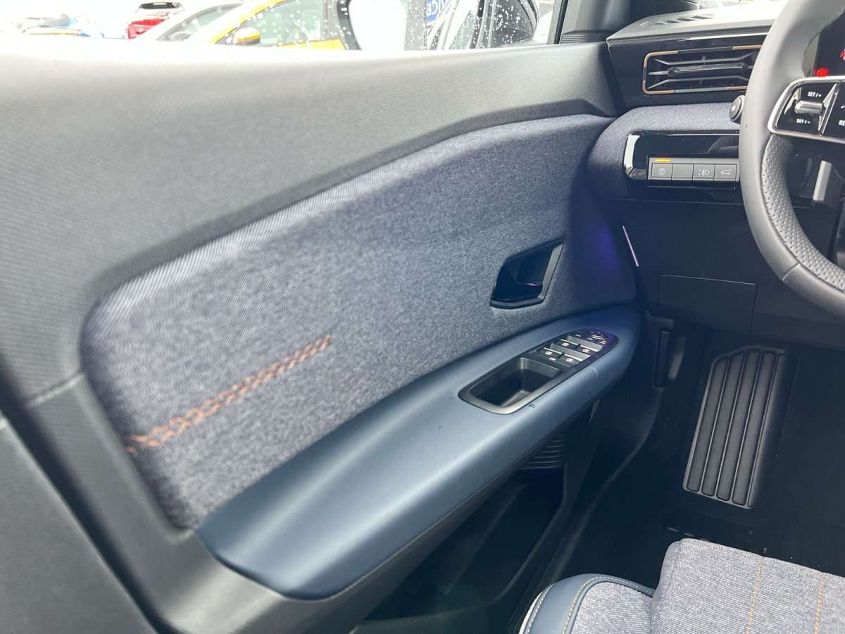 Fahrzeugbild eines Renault 4 E-TECH