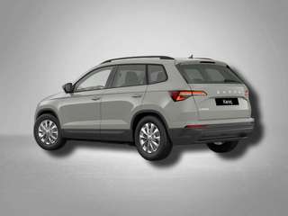 Schräge Frontansicht auf einen Skoda Karoq , freigestellt