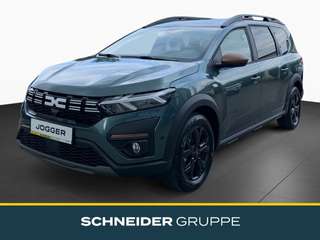 Schräge Frontansicht auf einen Dacia Jogger , freigestellt