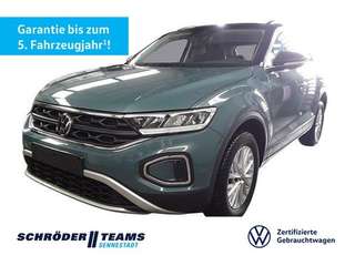 Schräge Frontansicht auf einen Volkswagen T-Roc , freigestellt
