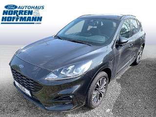Schräge Frontansicht auf einen Ford Kuga , freigestellt