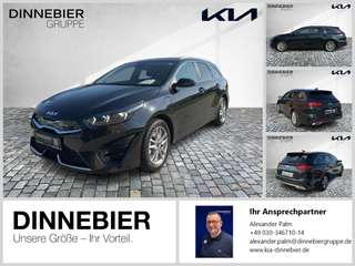 Schräge Frontansicht auf einen Kia cee'd , freigestellt