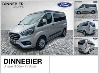 Schräge Frontansicht auf einen Ford Transit , freigestellt