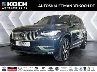 Schräge Frontansicht auf einen Volvo XC90 , freigestellt
