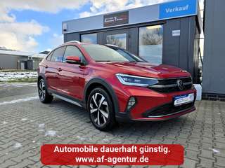 Schräge Frontansicht auf einen Volkswagen Taigo , freigestellt