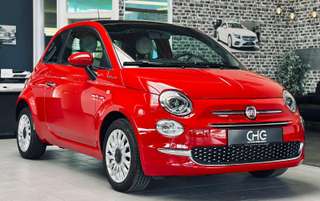 Schräge Frontansicht auf einen Fiat 500 , freigestellt