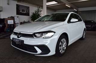 Schräge Frontansicht auf einen Volkswagen Polo , freigestellt