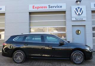 Schräge Frontansicht auf einen Volkswagen Passat , freigestellt