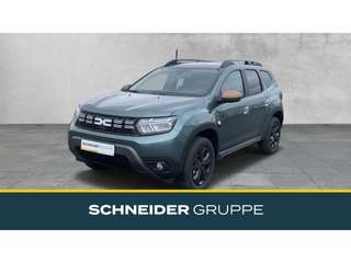 Schräge Frontansicht auf einen Dacia Duster , freigestellt