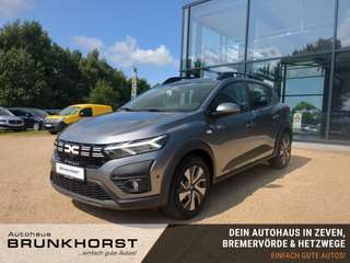 Schräge Frontansicht auf einen Dacia Sandero , freigestellt