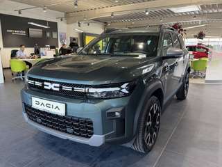 Schräge Frontansicht auf einen Dacia Bigster , freigestellt