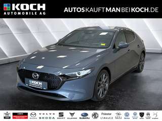 Schräge Frontansicht auf einen Mazda Mazda3 , freigestellt