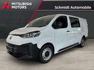 Schräge Frontansicht auf einen Fiat Scudo , freigestellt
