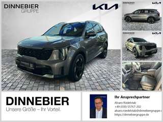 Schräge Frontansicht auf einen Kia Sorento , freigestellt