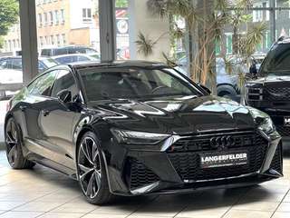 Schräge Frontansicht auf einen Audi RS7 , freigestellt