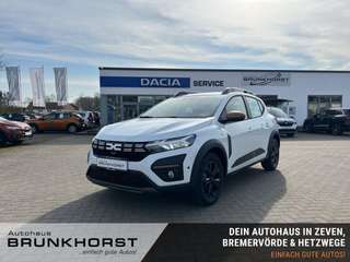 Schräge Frontansicht auf einen Dacia Sandero , freigestellt