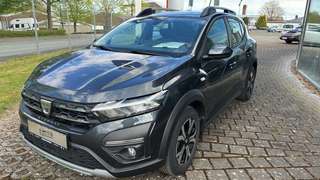 Schräge Frontansicht auf einen Dacia Sandero , freigestellt