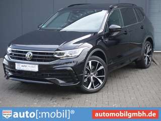 Schräge Frontansicht auf einen Volkswagen Tiguan Allspace , freigestellt