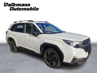 Schräge Frontansicht auf einen Subaru Forester , freigestellt