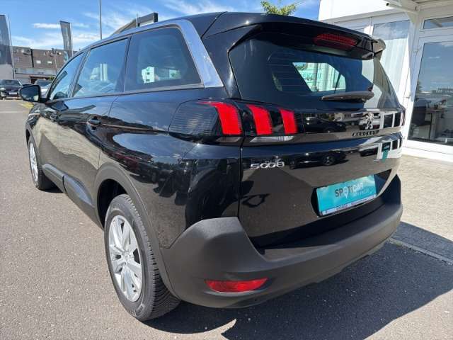 Fahrzeugbild eines Peugeot 5008