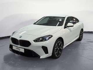 Schräge Frontansicht auf einen BMW 2er-Reihe , freigestellt