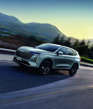 Schräge Frontansicht auf einen GWM Haval H6 , freigestellt