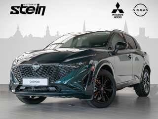 Schräge Frontansicht auf einen Nissan Qashqai , freigestellt