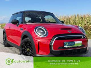 Schräge Frontansicht auf einen MINI COOPER , freigestellt