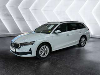 Schräge Frontansicht auf einen Skoda Octavia , freigestellt