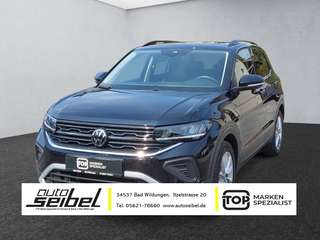 Schräge Frontansicht auf einen Volkswagen T-Cross , freigestellt