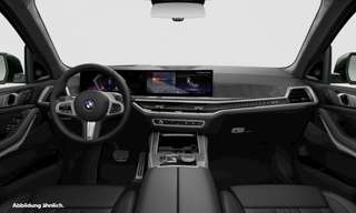 Schräge Frontansicht auf einen BMW X7 , freigestellt