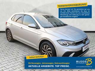 Schräge Frontansicht auf einen Volkswagen Polo , freigestellt