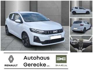 Schräge Frontansicht auf einen Dacia Sandero , freigestellt