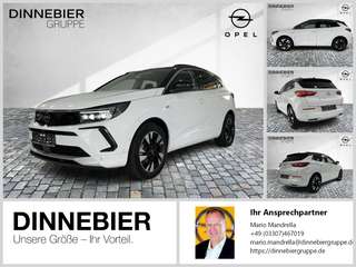 Schräge Frontansicht auf einen Opel Grandland X , freigestellt