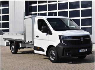 Schräge Frontansicht auf einen Renault Master , freigestellt