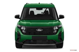 Schräge Frontansicht auf einen Ford Tourneo Courier , freigestellt