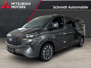 Schräge Frontansicht auf einen Ford Tourneo Custom , freigestellt