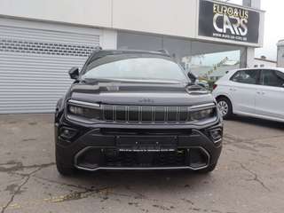 Schräge Frontansicht auf einen Jeep Avenger , freigestellt